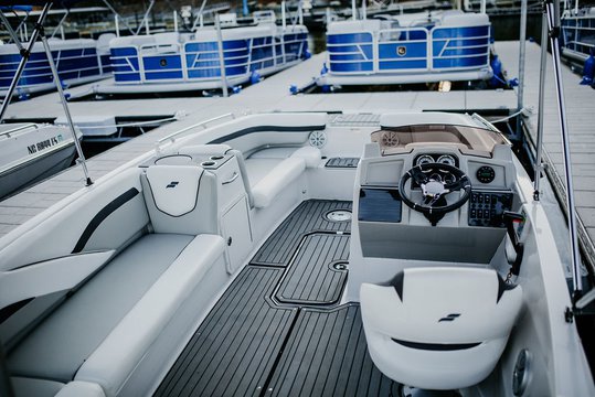 deckboat