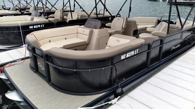 Manitou Tritoon boat for rent